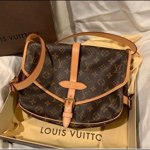 Louis Vuitton Saumur MM crossbody!!!